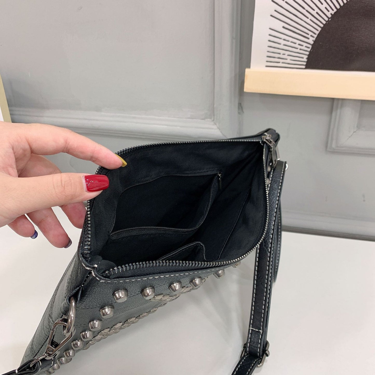 Unisex Messenger Skull Bags. Badass skull handbag. Badass gifts. Badass skull accessories. Badass messenger handbag for men and women.