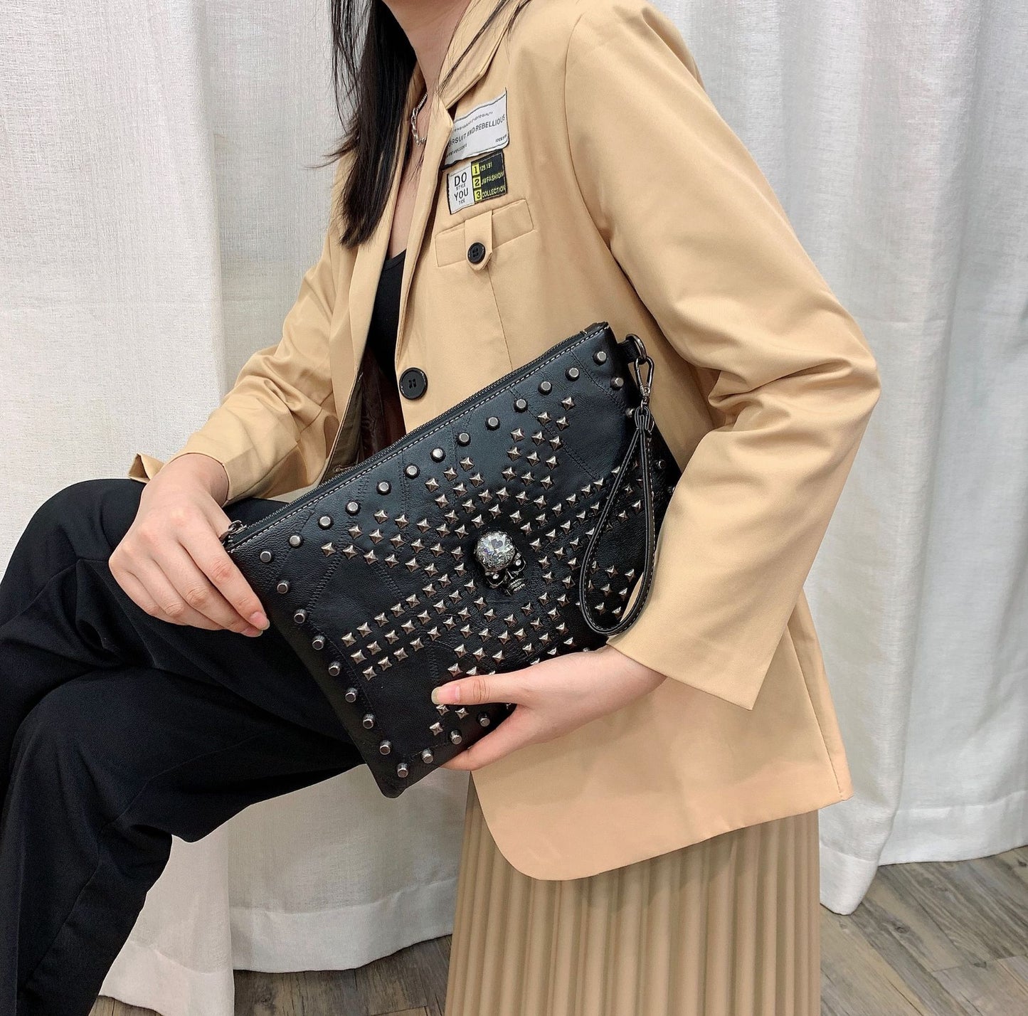 Unisex Messenger Skull Bags. Badass skull handbag. Badass gifts. Badass skull accessories. Badass messenger handbag for men and women.