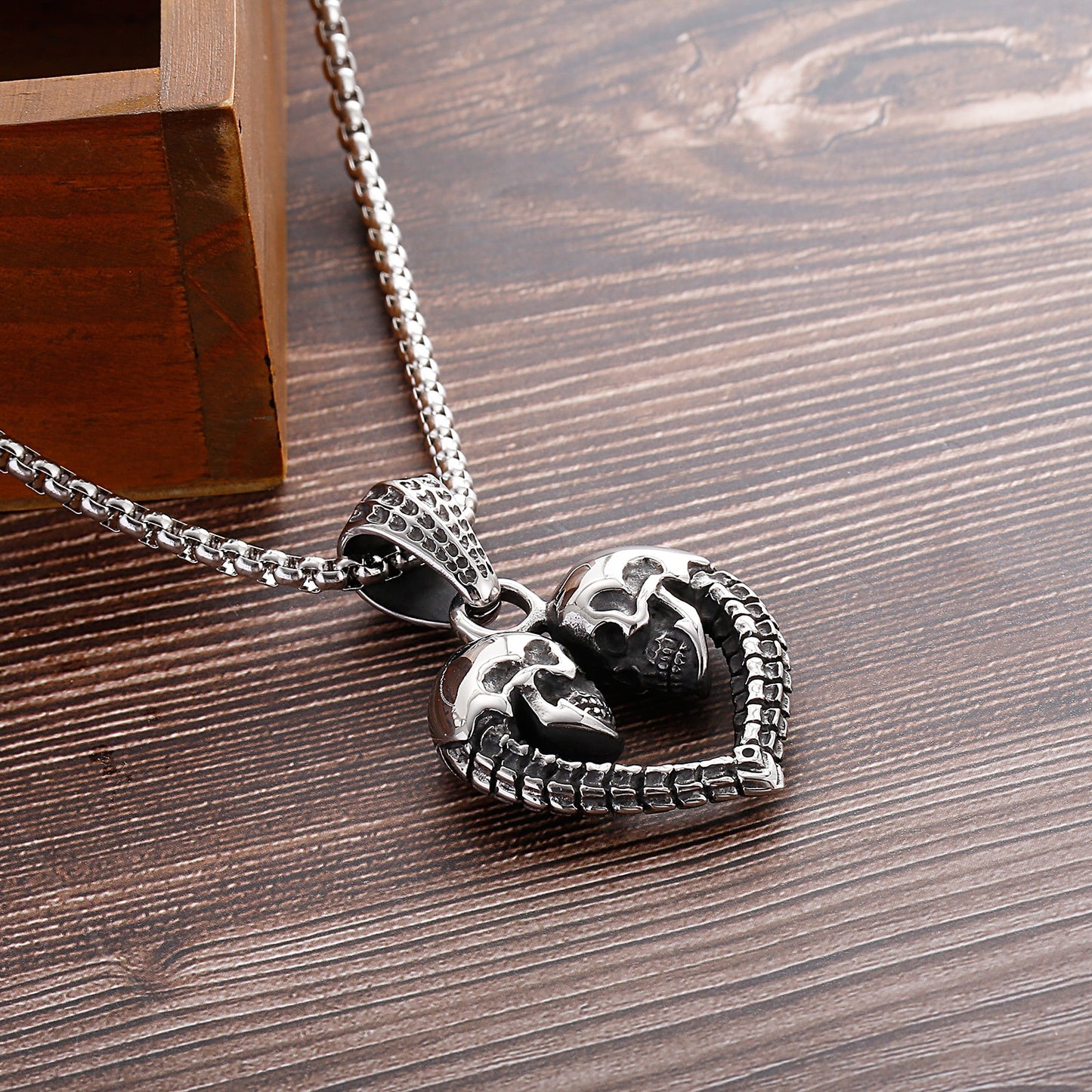 316L Stainless Steel Skull Couple Pendant Necklace. Badass skull pendant for men. Badass gifts for badass. Badass birthday gifts. Badass Christmas gifts for badasses. Badass biker skull pendant necklace. Badass sbiker skull jewelry. Badass skull jewelry. Badass skull accessories. Valentine gifts for couple.