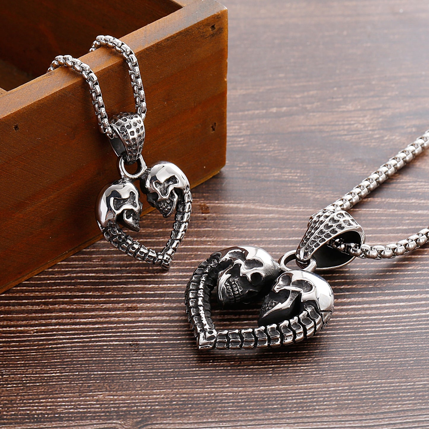 316L Stainless Steel Skull Couple Pendant Necklace. Badass skull pendant for men. Badass gifts for badass. Badass birthday gifts. Badass Christmas gifts for badasses. Badass biker skull pendant necklace. Badass sbiker skull jewelry. Badass skull jewelry. Badass skull accessories. Valentine gifts for couple.